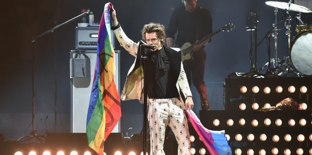 He gives concerts. Harry Styles 2022 May. Гарри Стайлс с флагом ЛГБТ. Концерт ЛГБТ. Концерт митски и Гарри Стайлс.