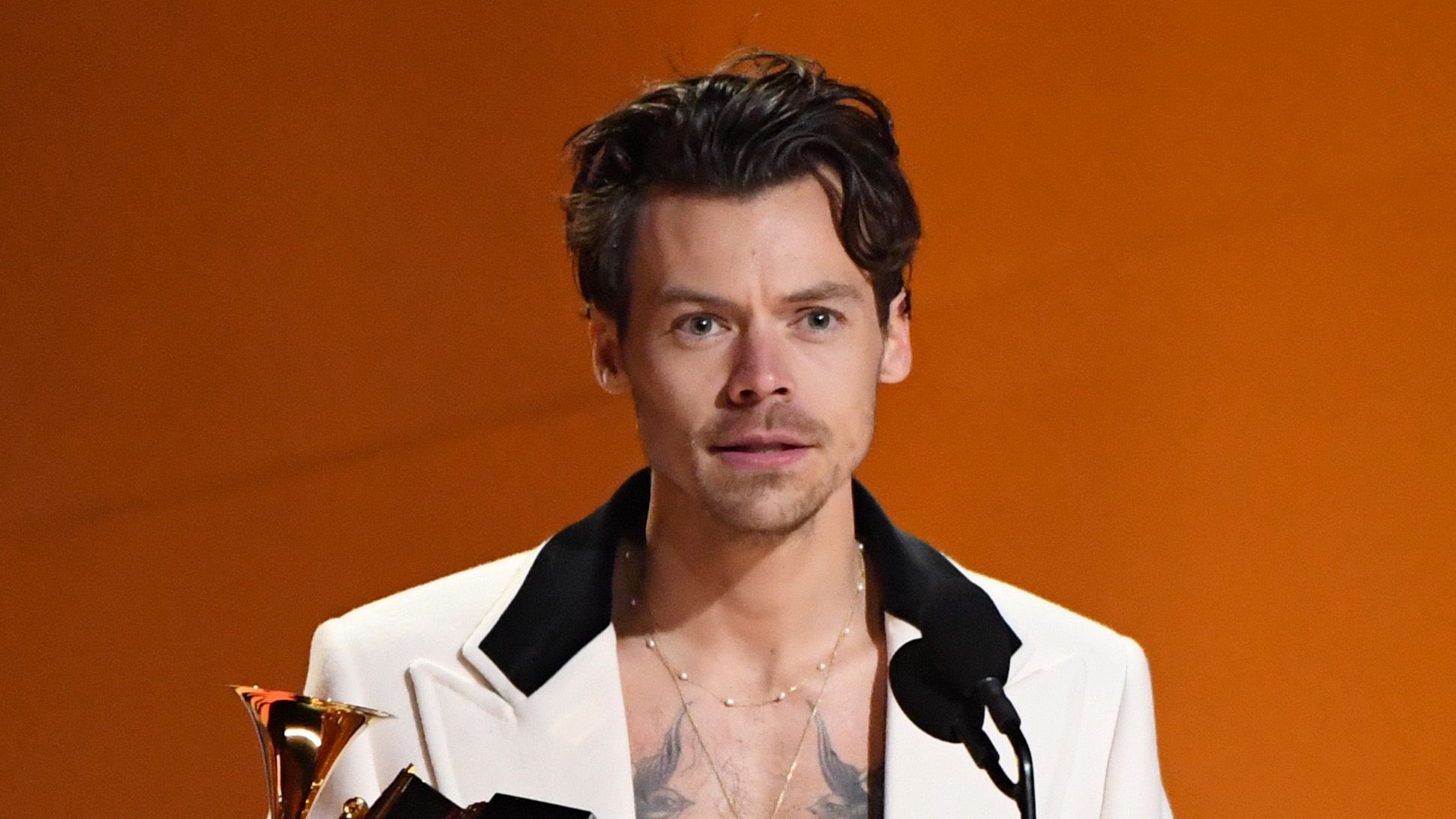 https://hips.hearstapps.com/hmg-prod/images/harry-styles-accepts-the-best-pop-vocal-album-award-for-news-photo-1684349114.jpg?crop=1xw:0.37494xh;center,top