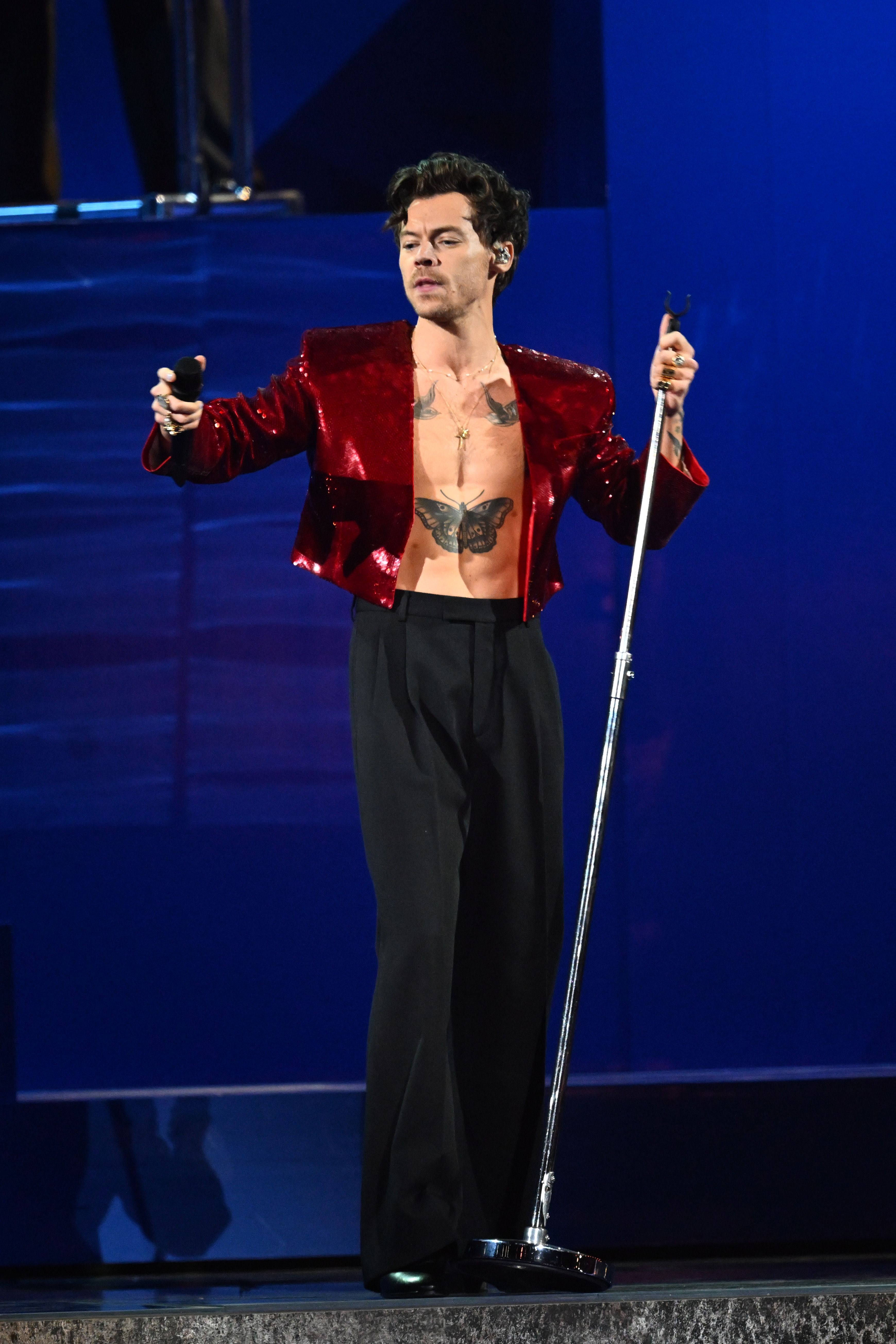 https://hips.hearstapps.com/hmg-prod/images/harry-styles-performs-on-stage-during-the-brit-awards-2023-news-photo-1689000162.jpg