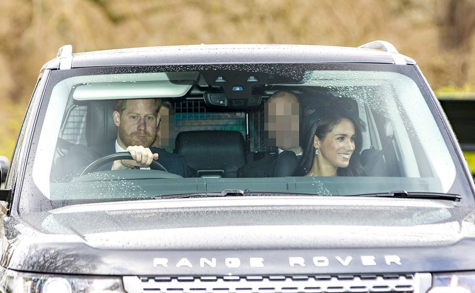 Harry y Meghan dentro de un coche para reencontrarse con Isabel II