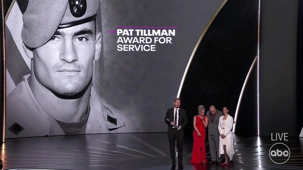 harry recoge el premio pat tllman