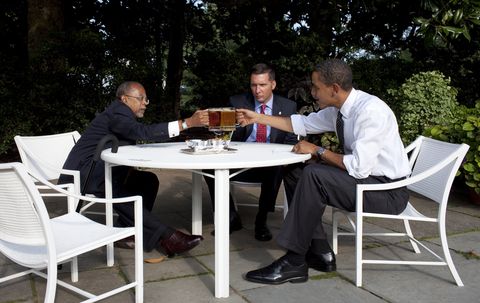 obama meets over beer with harvard prof gates and cambridge police officer