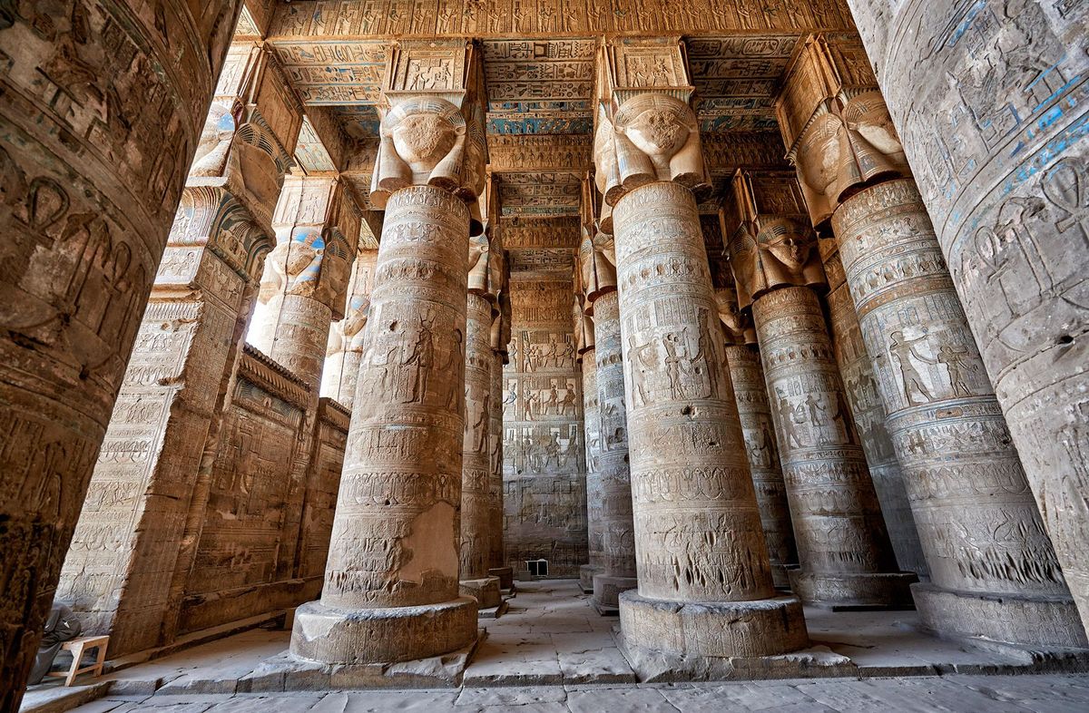 In de zuilen van de Tempel van Hathor het belangrijkste monument van het kolossale tempelcomplex van Dendera zijn Egyptische hirogliefen uit de Ptolemesche tijd gegraveerd