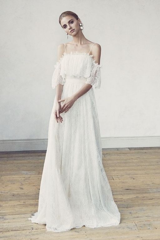 ハツコ エンドウ ウェディングスの細身のフェアリードレスを着たモデルの写真。
