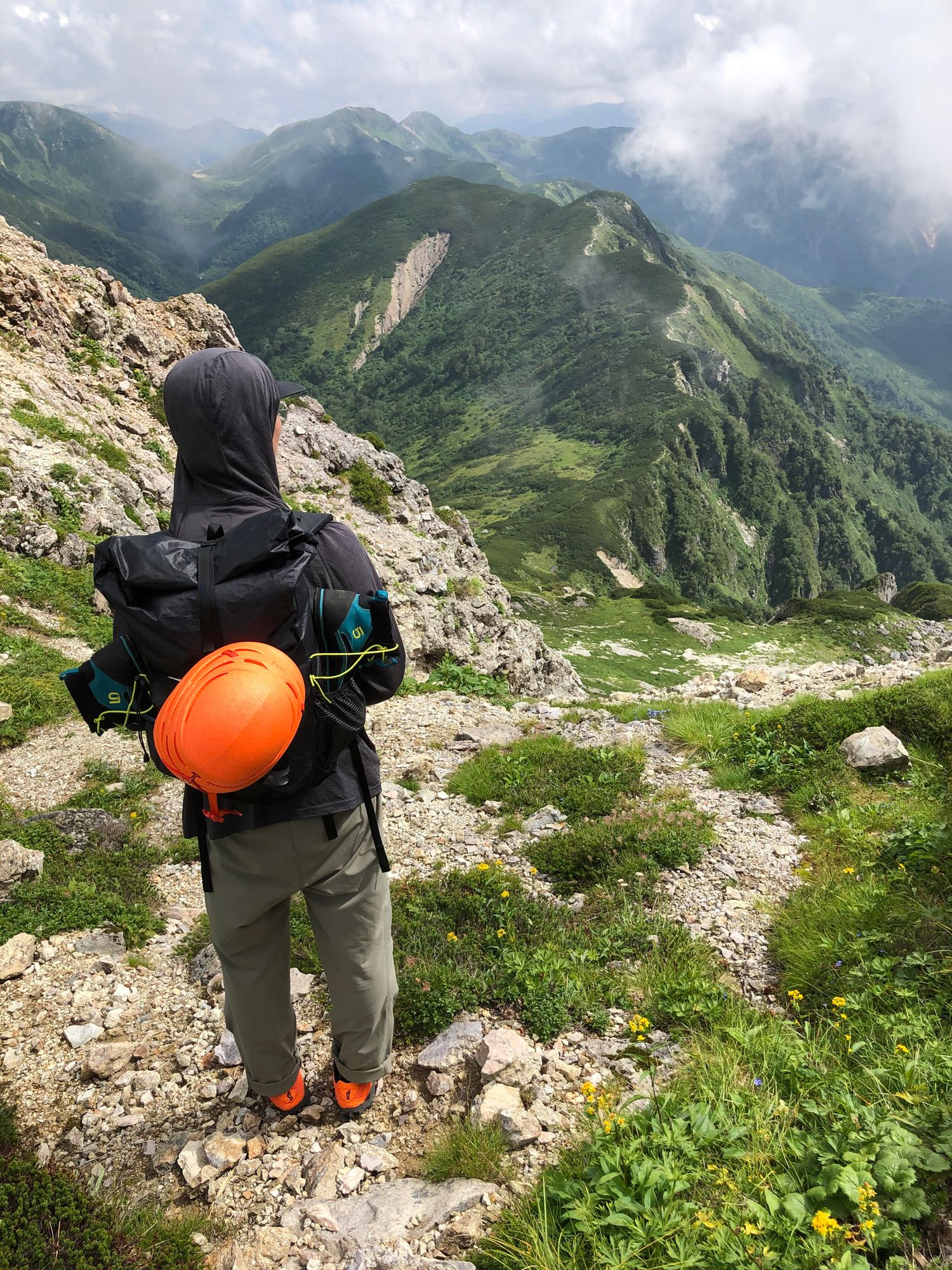 登山好きおしゃれ業界人が集合！ 愛用アウトドアアイテム12選＆絶景山旅を披露｜ファッション｜ELLE［エル デジタル］