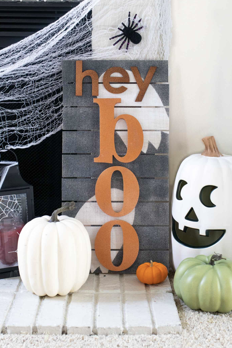 https://hips.hearstapps.com/hmg-prod/images/haunted-house-ideas-hey-boo-sign-1656601558.png?crop=1xw:0.9991438356164384xh;center,top&resize=980:*