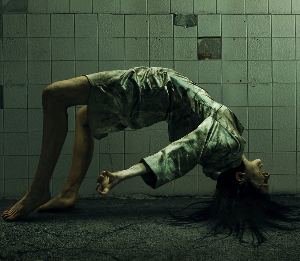 escena chica poseída