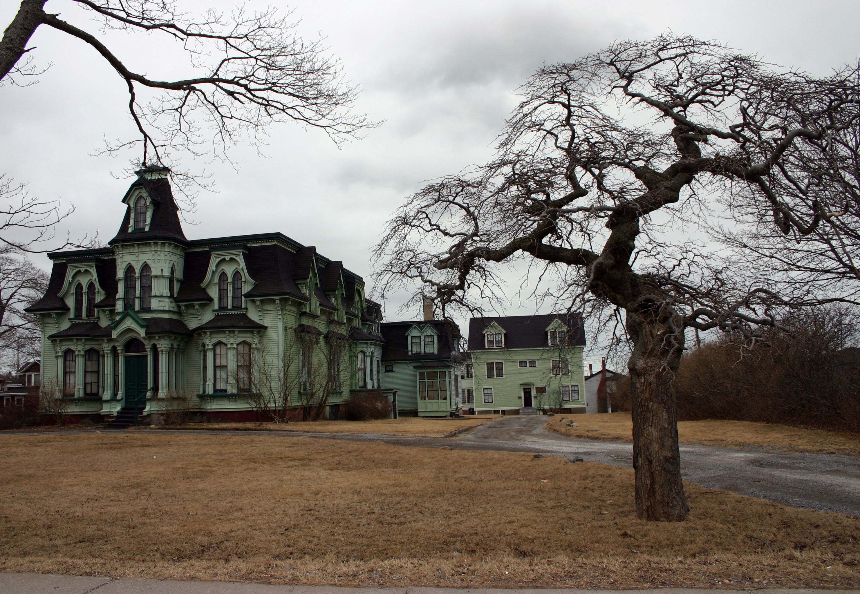 29 Real-Life Haunted House Stories That Keep Us Up at Night