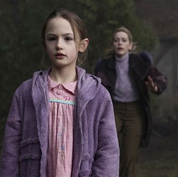 the haunting of bly manor, amelie bea smith as flora, victoria pedretti as dani