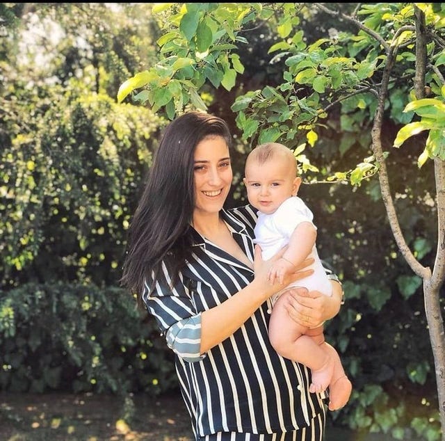hazal kaya y su hijo fikret ali