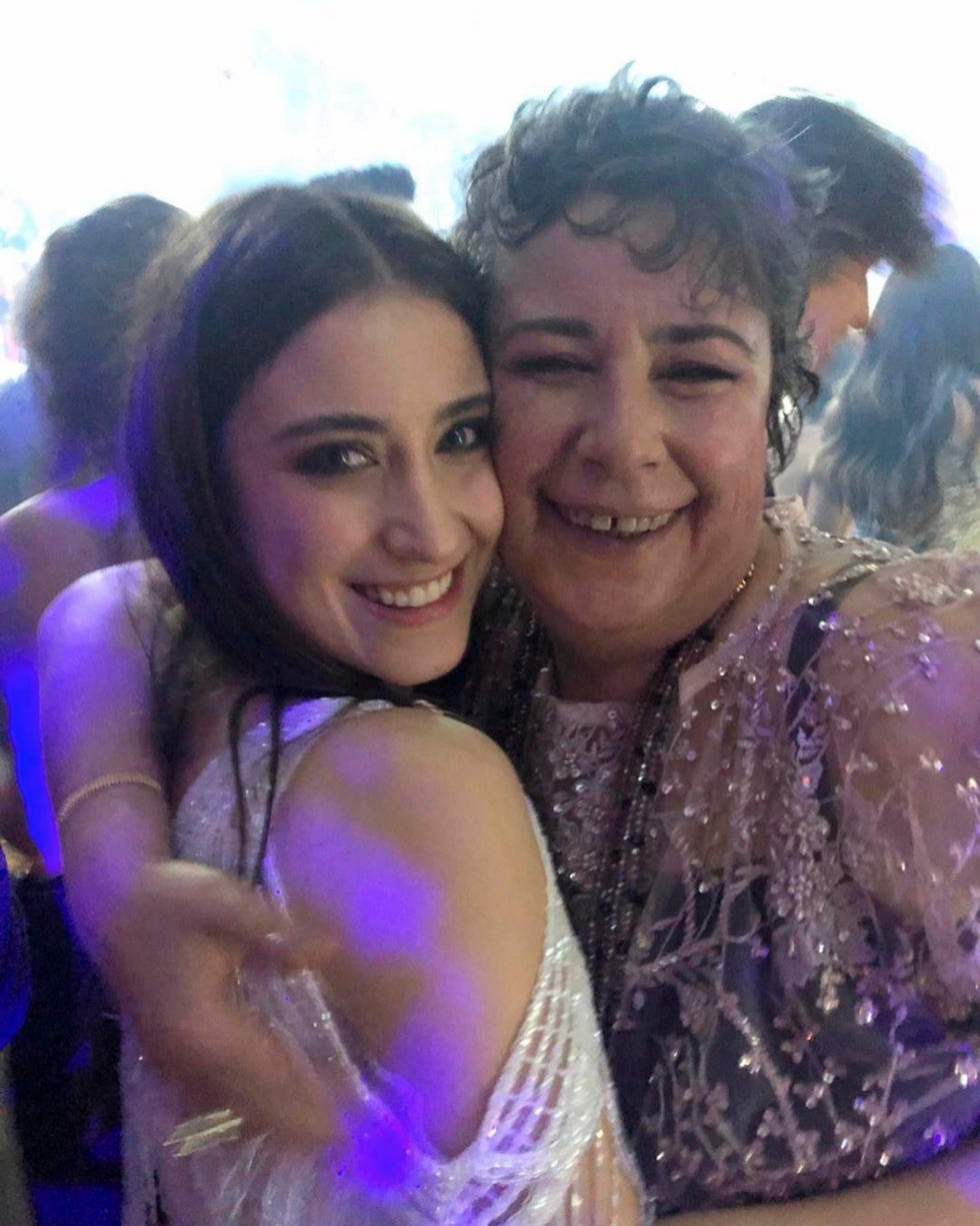 Hazal Kaya y su madre