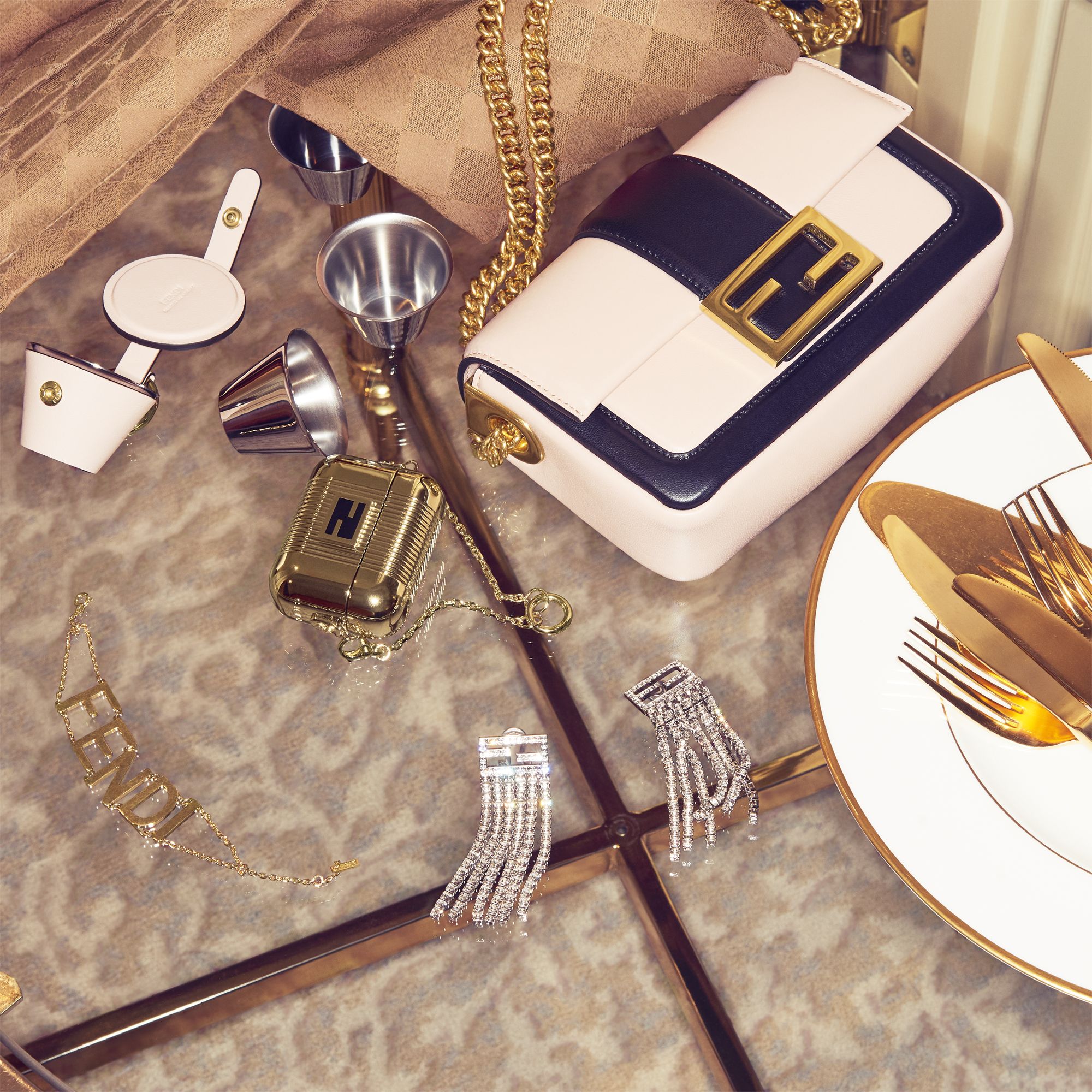 FENDI✨チャーム. AirPods Proケース✨ FENDI フェンディ エアポーズプロ ケース AIRPODS PRO CASE