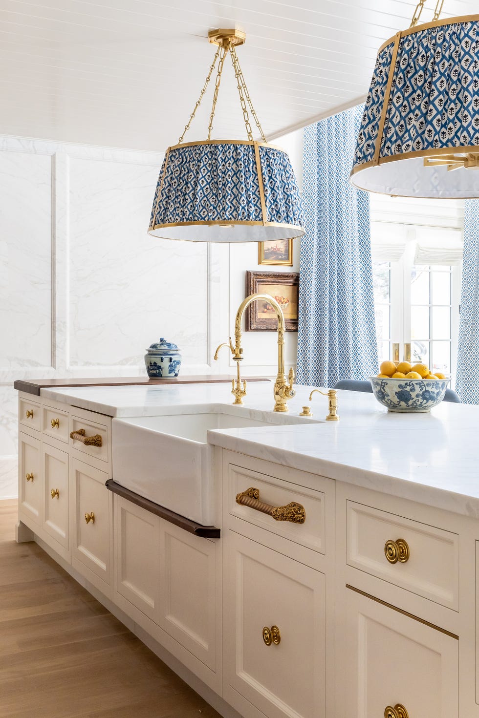 sinks on a kitchen island