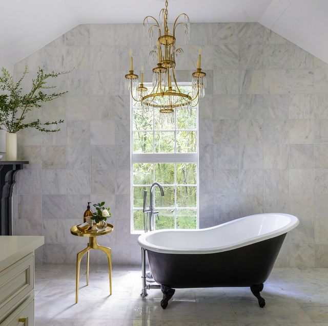 How to Refinish a Bathtub With a DIY Kit: 11 Easy Steps