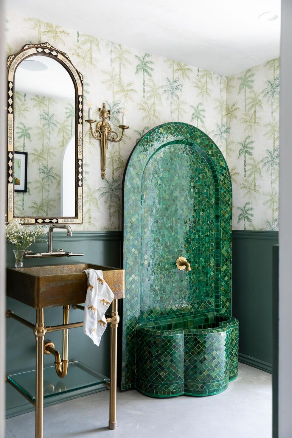 baño de invitados de color verde con fuente marroquí