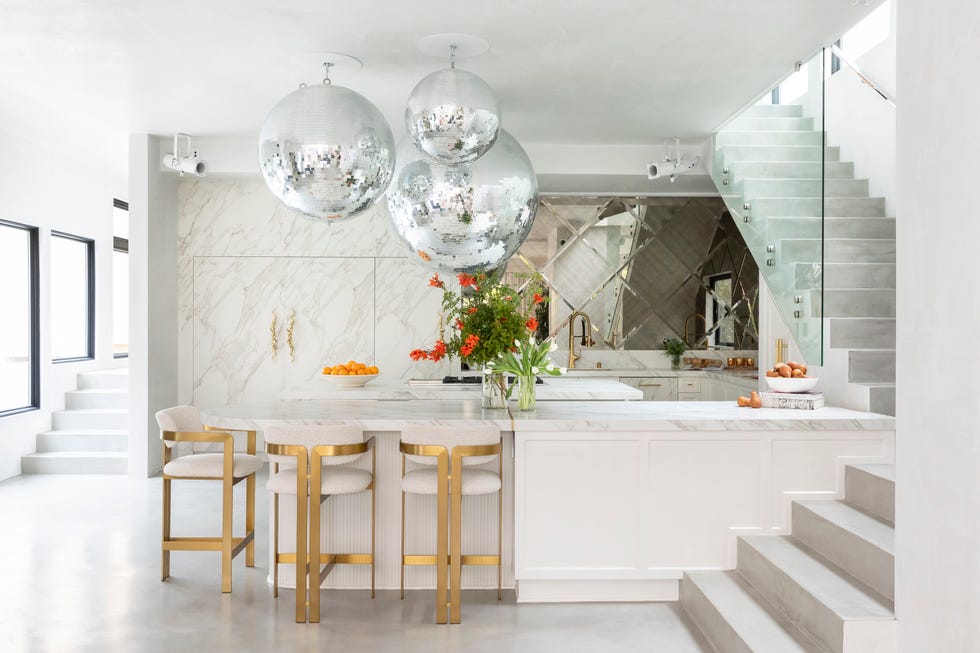 cocina blanca de casa en la playa con bolas de discoteca