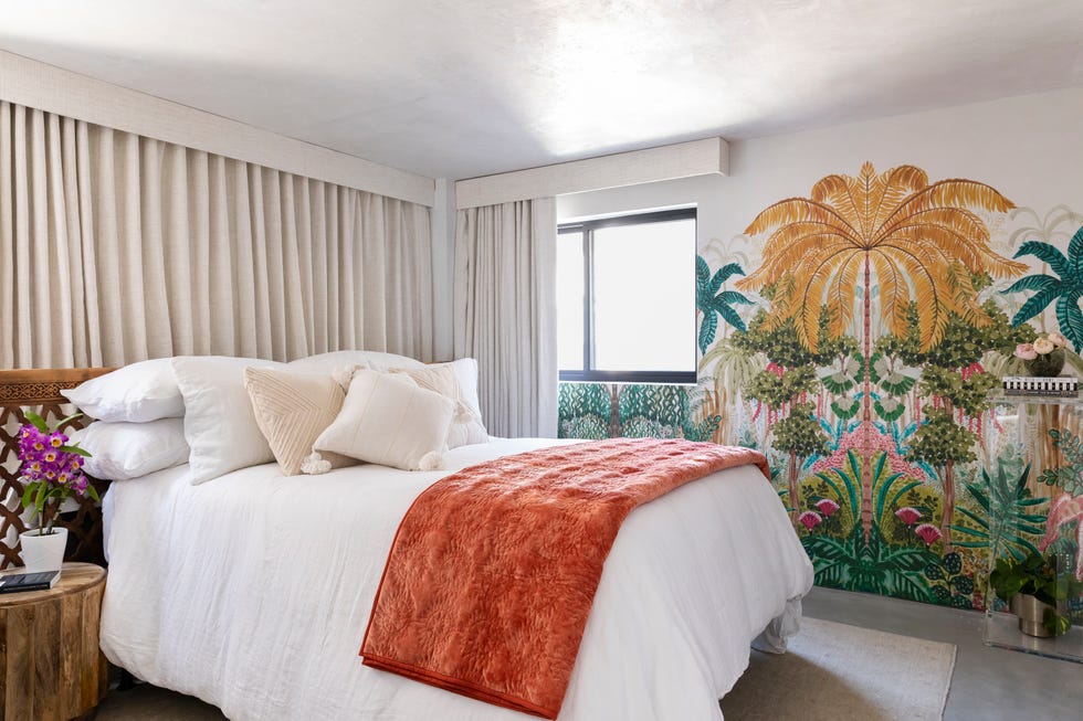 dormitorio de invitados con papel pintado tropical