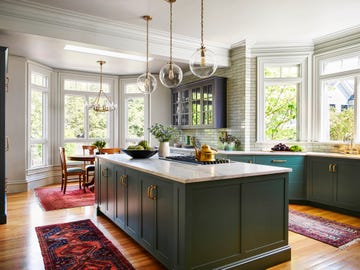 cocina con isla y comedor en verde