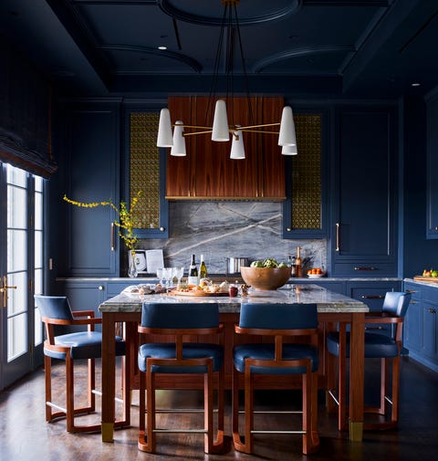 the design atelier home tour
kitchen
“i love the kitchen—it suits their
personality cool and sophisticated,”
millner says range hood, cabinetry,
and island custom, kingdom
woodworks paint sea serpent,
sherwin williams stools
hellman chang roman shade
fabric stroheim chandelier
jonathan browning studios