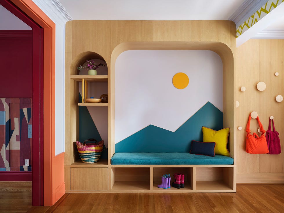 esta preciosa casa centenaria sorprende con una reforma en la que los colores intensos y los muebles de diseño son protagonistas