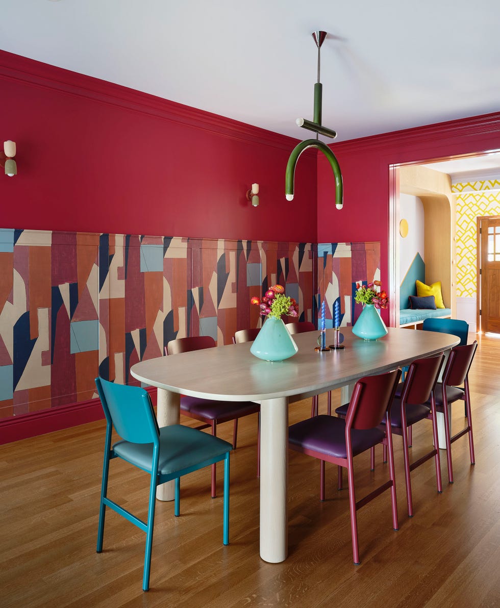esta preciosa casa centenaria sorprende con una reforma en la que los colores intensos y los muebles de diseño son protagonistas