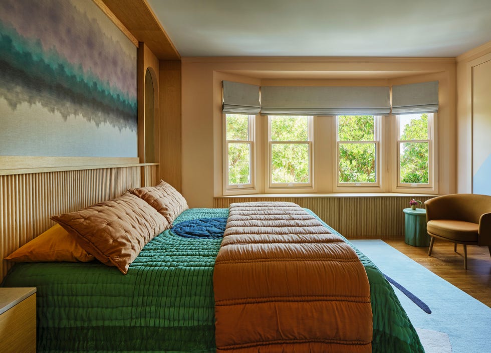 esta preciosa casa centenaria sorprende con una reforma en la que los colores intensos y los muebles de diseño son protagonistas