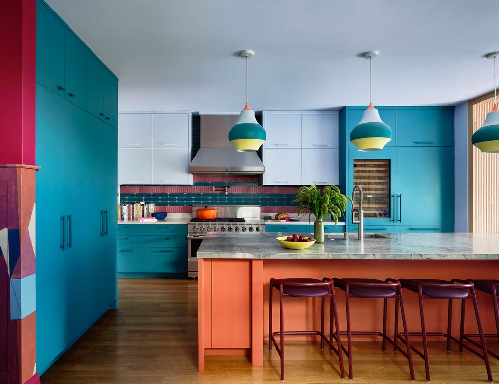 esta preciosa casa centenaria sorprende con una reforma en la que los colores intensos y los muebles de diseño son protagonistas