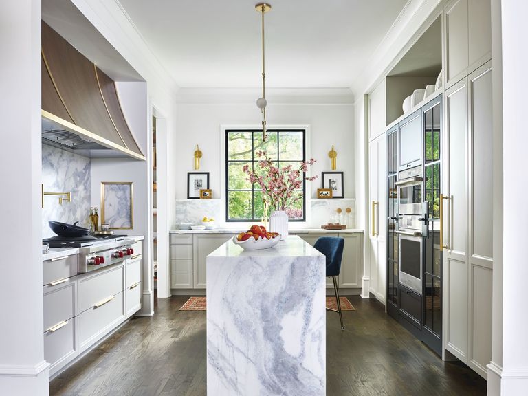 white kitchen by lakehaus designs