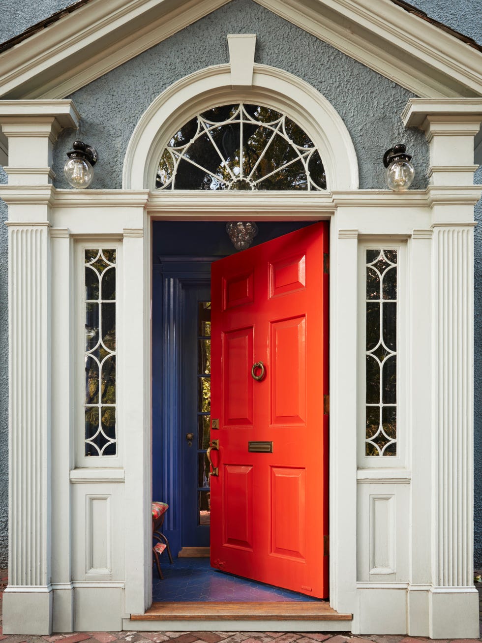 porte rouge menant à la maison