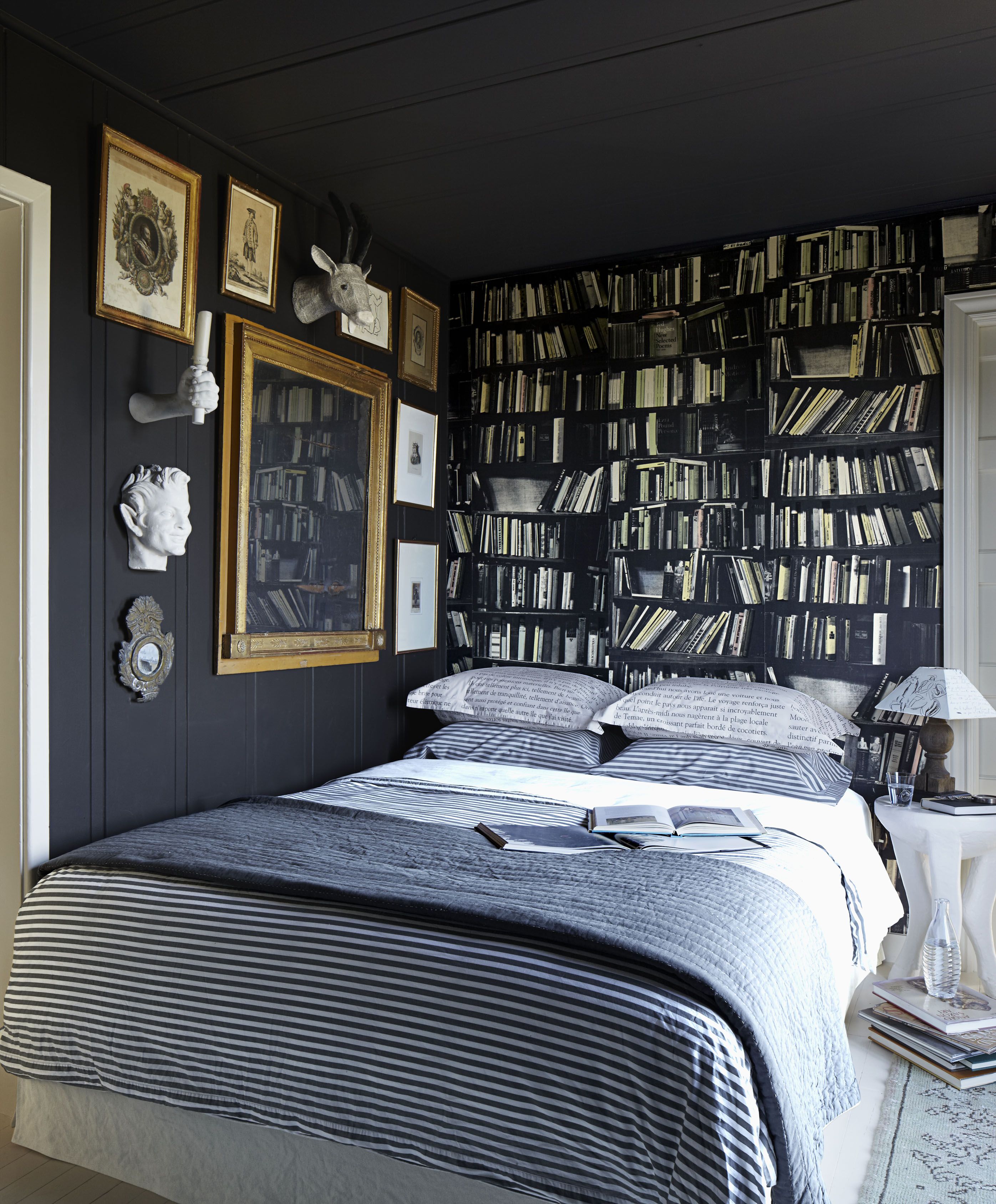 Dark grey store wall bedroom