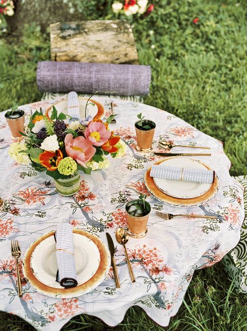 tablecloth, table, meal, picnic, textile, tableware, event, brunch, linens, recreation,