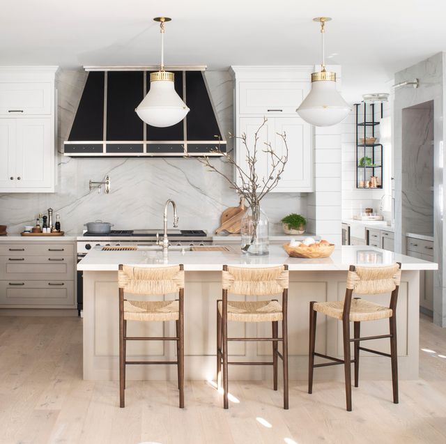 https://hips.hearstapps.com/hmg-prod/images/hbx080122kitchens-carenrideau-004-preview-1658766179.jpg?crop=0.670xw:1.00xh;0.148xw,0&resize=640:*