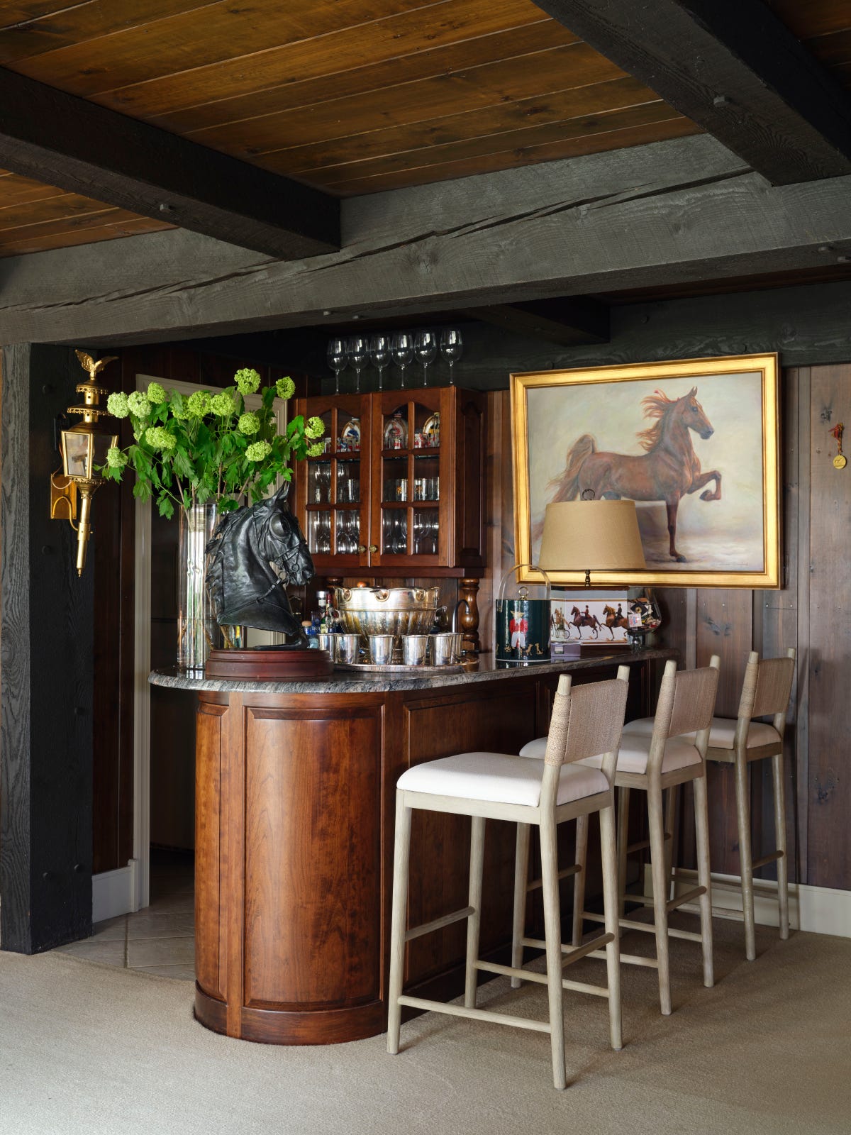The Internet Is OBSESSED With "Tasteful Horse Decor" Right Now
