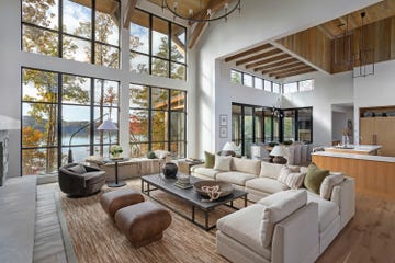 casa frente al lago por brad ramsey salón con ventanales