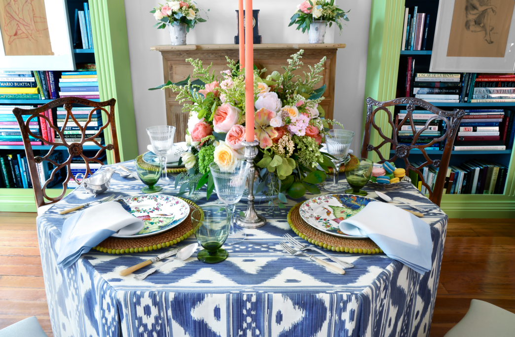 centro de flores con rosas amarillas y rosas en la mesa de comedor