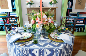 centro de flores con rosas amarillas y rosas en la mesa de comedor