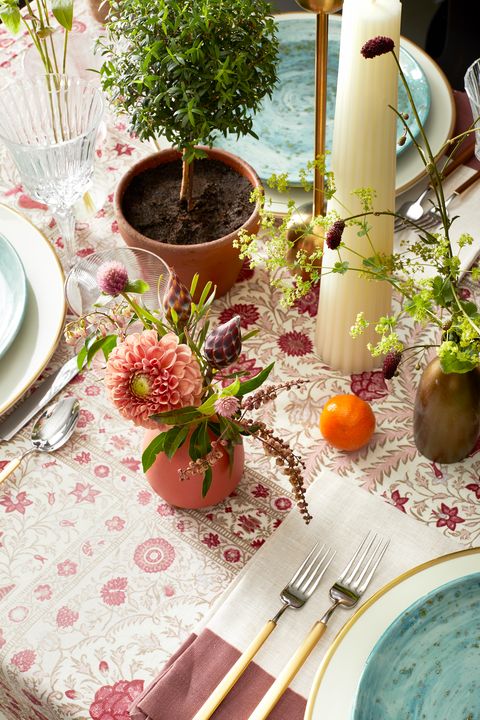Tablecloth, Table, Centrepiece, Room, Linens, Textile, Plant, Tableware, Flower, Houseplant, 