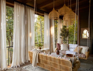 porche con cortinones y sillones colgantes