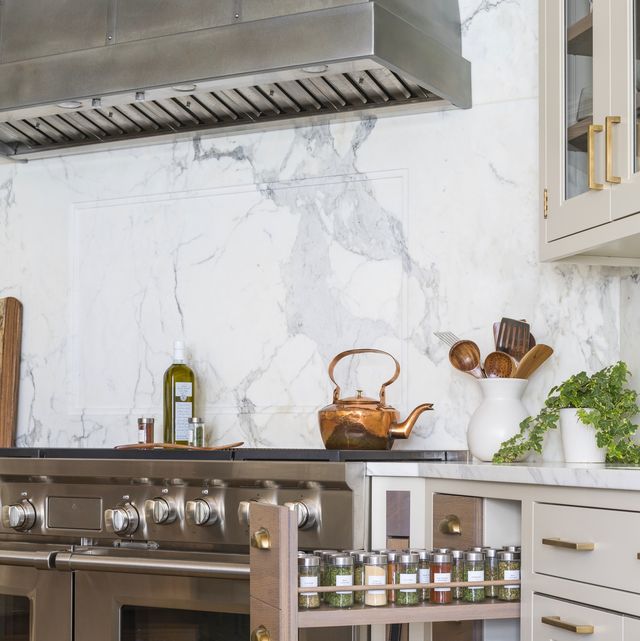 https://hips.hearstapps.com/hmg-prod/images/hbx120121kitchens-studiodearborn-002-preview-1643730080.jpg?crop=1.00xw:0.657xh;0,0.113xh&resize=640:*