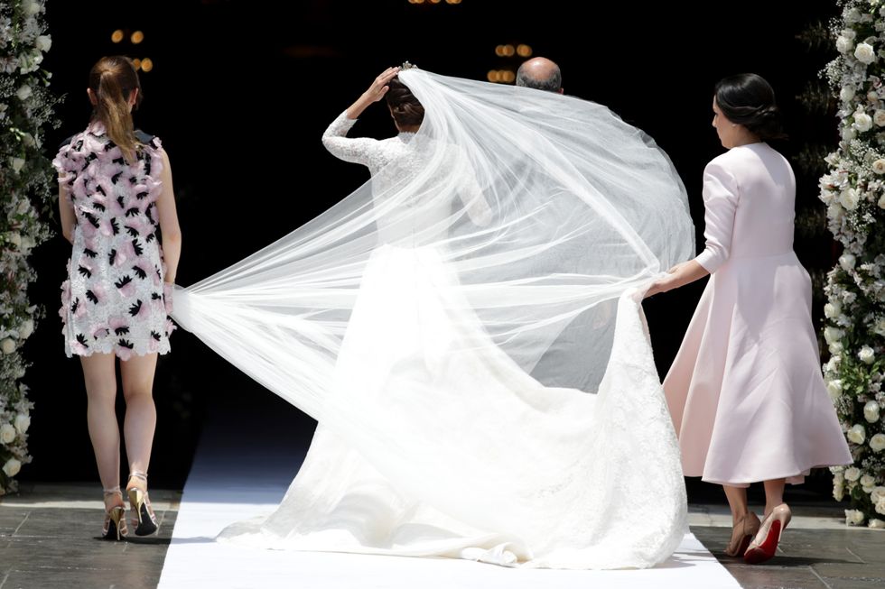 White, Wedding dress, Dress, Gown, Bridal accessory, Fashion, Bride, Bridal clothing, Veil, Bridal veil, 