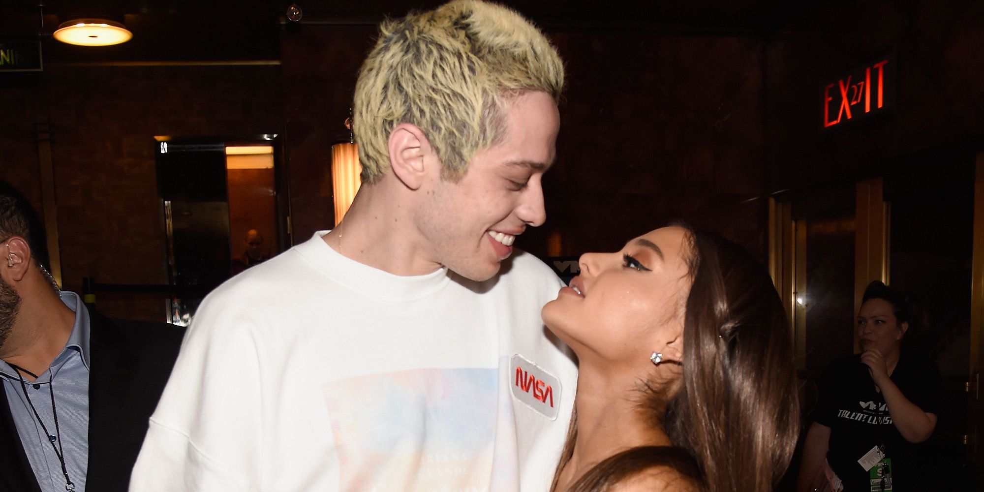 Ariana Grande & Fiance Pete Davidson Holds Hands While Enjoying