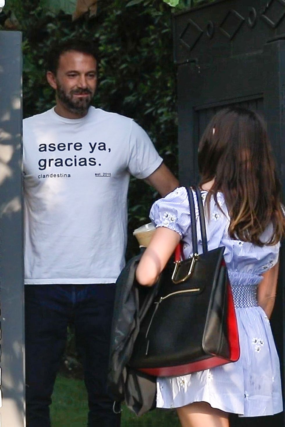 pacific palisades, ca    exclusive ben affleck greets girlfriend ana de armas as she arrives home from a photoshoot, he is seen wearing a shirt with a cuban phrase saying, 'asere ya, gracias'pictured ben affleck, ana de armasbackgrid usa 15 october 2020 usa 1 310 798 9111  usasalesbackgridcomuk 44 208 344 2007  uksalesbackgridcomuk clients   pictures containing childrenplease pixelate face prior to publication