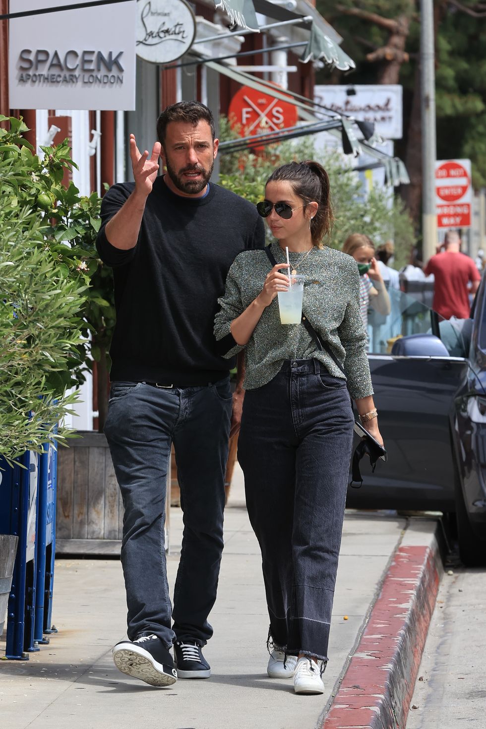 ben affleck and ana de armas appear to be in a serious conversation after enjoying lunch together in los angeles 20 jun 2020 pictured ben affleck and ana de armas enjoy lunch together photo credit rachpootmega themegaagencycom 1 888 505 6342 mega agency tagid mega682449009jpg photo via mega agency