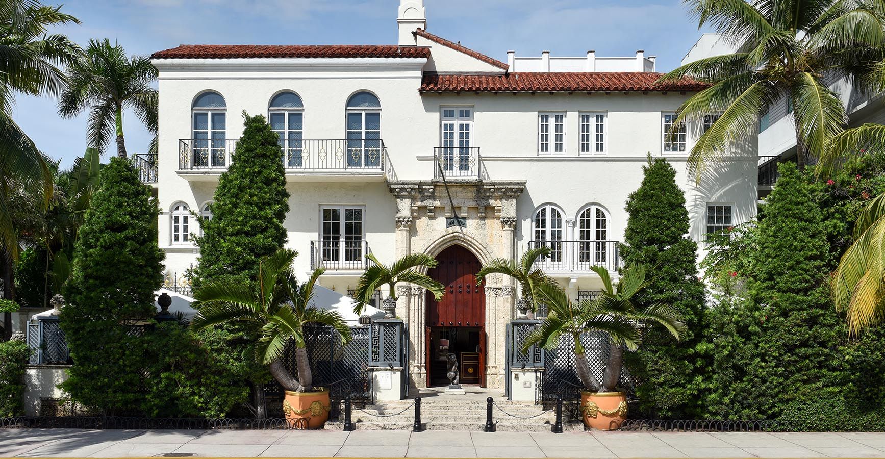 Neerduwen behandeling kraai Versace Mansion Is Now a Hotel - History of Gianni Versace's Miami Home