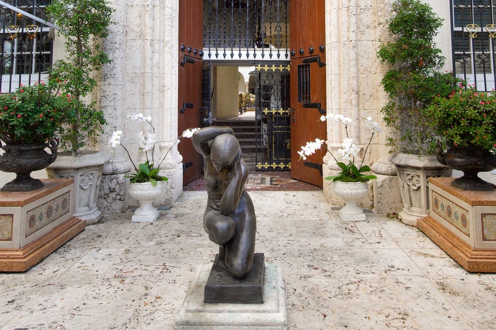 Statue, Sculpture, Courtyard, Monument, Houseplant, Art, Grass, Room, Architecture, Plant, 