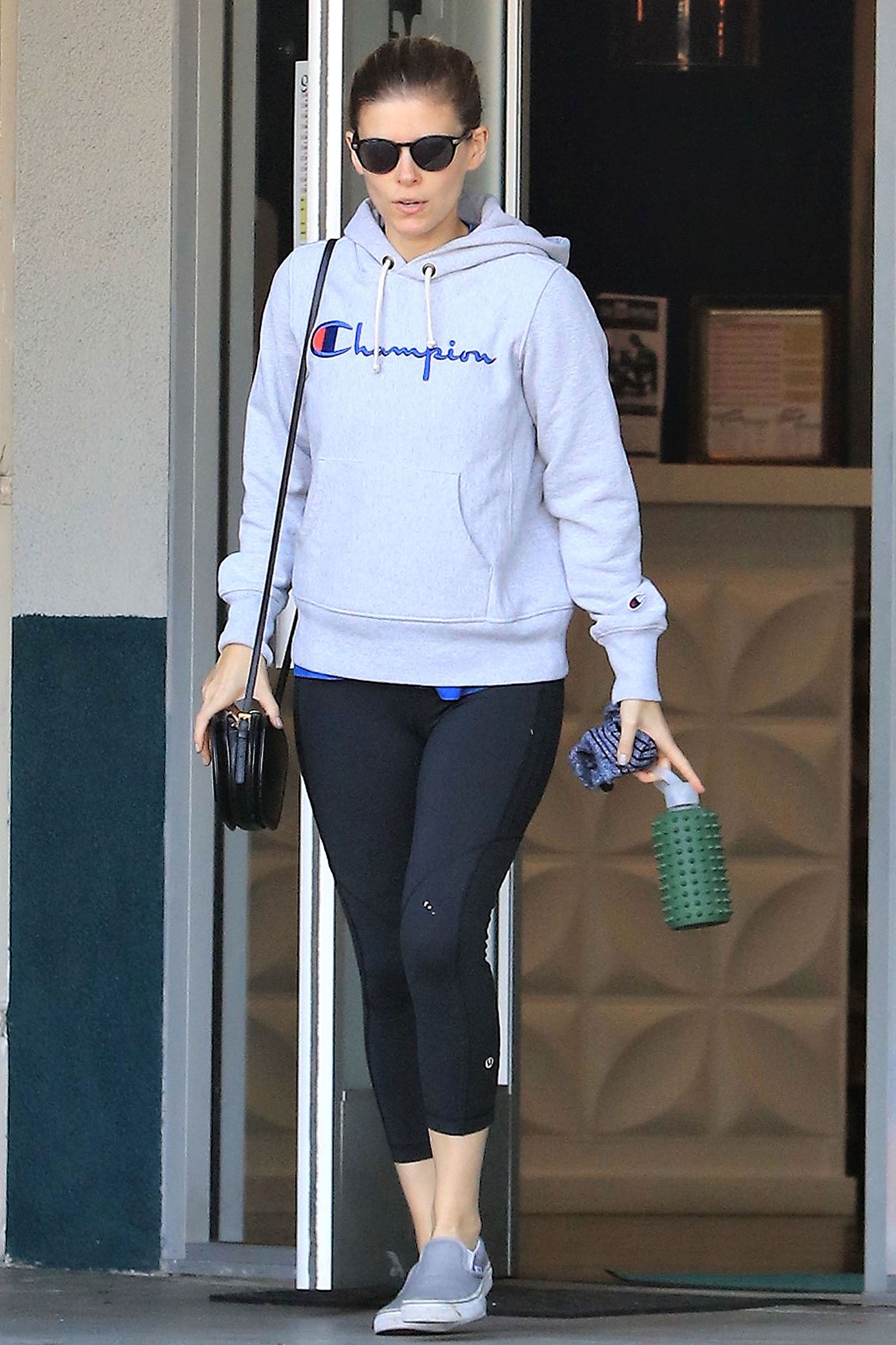 Celebrities Wearing Workout Clothes: See Their Gym Outfits – Hollywood Life