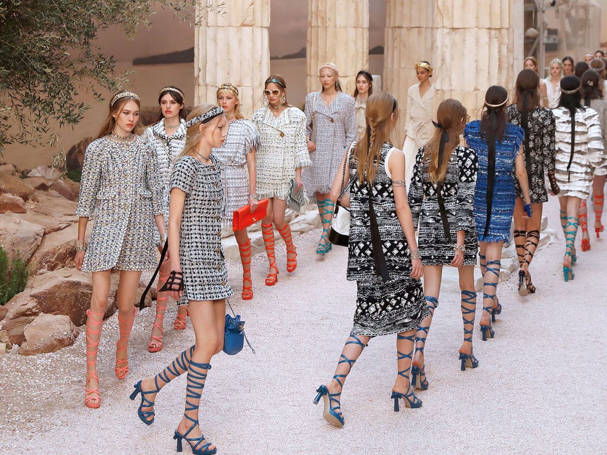 Chanel Cruise 2018 Show in Paris - Chanel Cruise 2018 Runway Show
