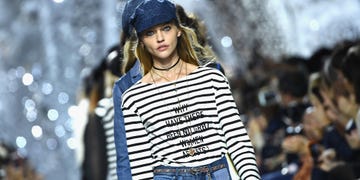 Street fashion, Fashion model, Clothing, Fashion, Beauty, Beanie, Shoulder, T-shirt, Model, Jeans, 