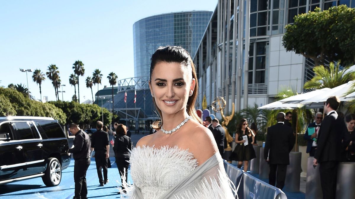 Penelope Cruz's Chanel Couture Gown Took Nearly 300 Hours to Embroider
