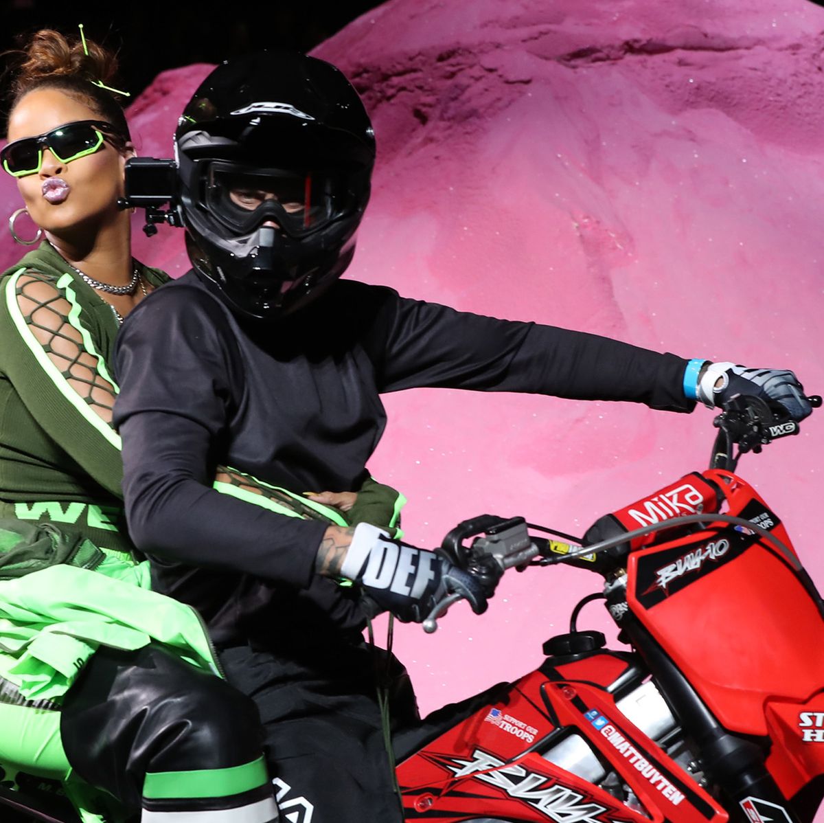 Desfile FENTYxPUMA e Rihanna na moto –